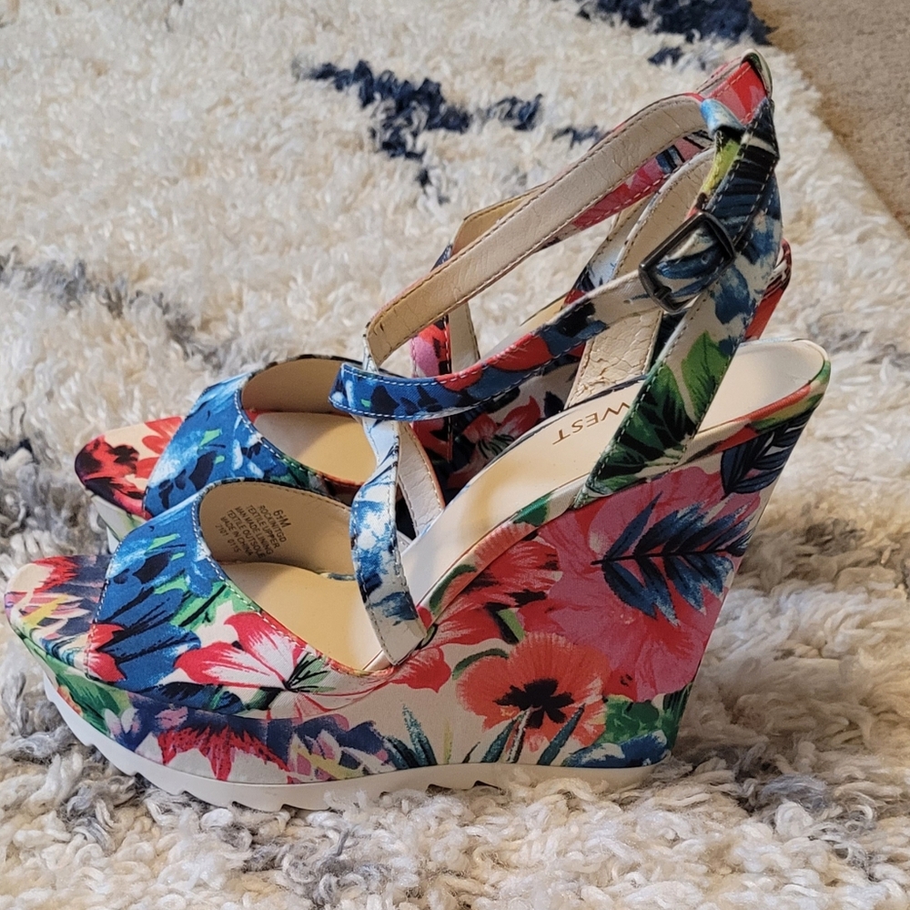 Nine West Tropical Floral Wedge Sandals Size 6.5M